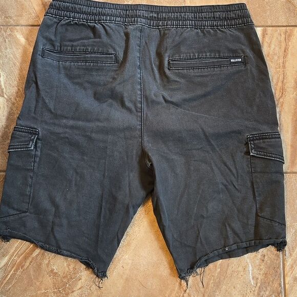 Hollister Black Cargo Shorts with Relaxed Fit, SIZE LARGE - Picture 4 of 6